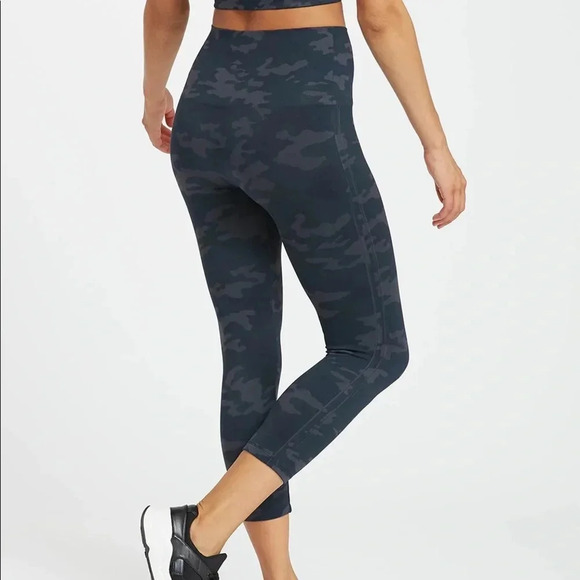 Spanx Look at Me Now Seamless Cropped Leggings in Black Camo - Picture 2 of 9